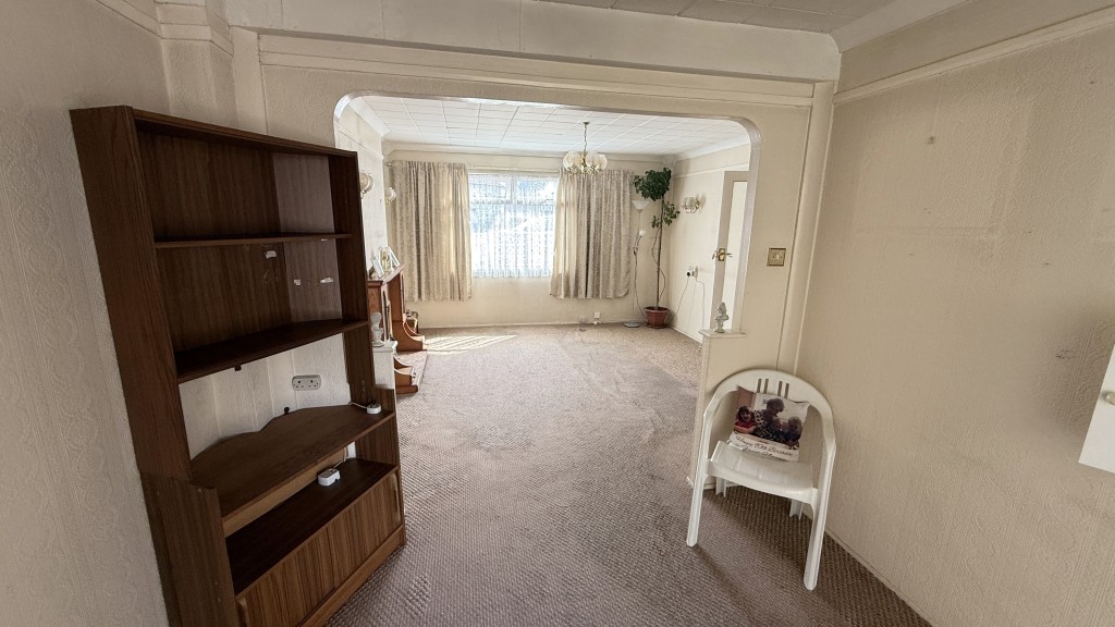 Lot: 81 - VACANT SEMI-DETACHED HOUSE REQUIRING MODERNISATION - Internal image of lounge/dining area from dining area